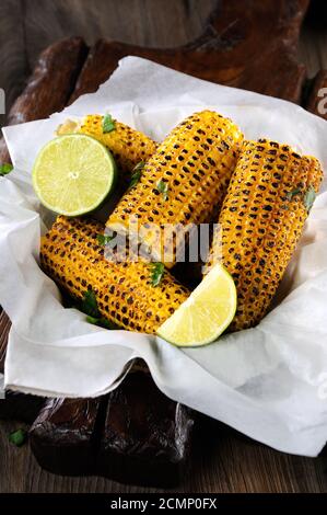 Delizioso fritto di mais, grattugiato con calce e conditi con spezie piccanti. Indiani e in stile messicano. Foto Stock