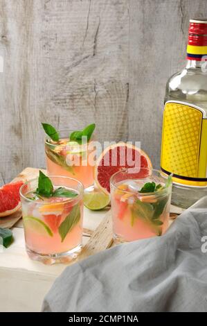 Cocktail dal gin secco londinese con succo di rosso spremuto pompelmo e foglie di basilico delicato di Foto Stock