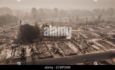 Veduta aerea panoramica di Almeda Wildfire nell'Oregon meridionale Talent Phoenix. Il fuoco distrugge molte strutture e case mobili. Rovina la vita delle persone. Foto Stock