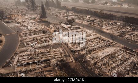 Veduta aerea panoramica di Almeda Wildfire nell'Oregon meridionale Talent Phoenix. Il fuoco distrugge molte strutture e case mobili. Rovina la vita delle persone. Foto Stock