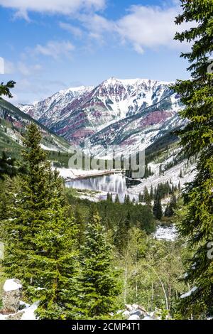 Vista panoramica durante un'escursione vicino alle campane di Maroon ad Aspen, Colorado Foto Stock