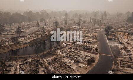 Veduta aerea panoramica di Almeda Wildfire nell'Oregon meridionale Talent Phoenix. Il fuoco distrugge molte strutture e case mobili. Rovina la vita delle persone. Foto Stock