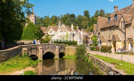 Castle Combe è un villaggio tipicamente inglese spesso chiamato come il ‘villaggio più bello d'Inghilterra.' Il villaggio si trova nell'area di Cotswolds. Foto Stock