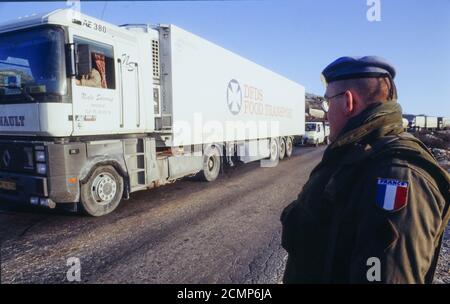 Il Convoglio per la pace, l'umanità azione tenuta dall'associazione francese Equilibre per fornire forniture alla popolazione assediata di Sarajevo, Bosnia, ex Jugoslavia, Europa centrale Foto Stock