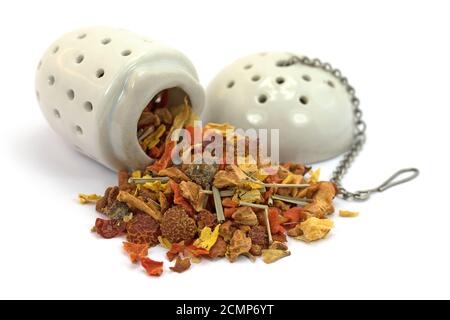 Succhieruola con tè alla frutta su sfondo bianco Foto Stock