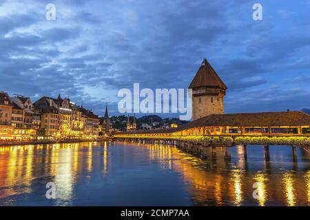 Lucerna (Luzern) Svizzera, Tramonto skyline della città presso il Ponte della Cappella Foto Stock
