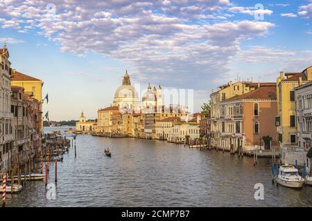 Venezia Italia, skyline della città presso il Grand Canal e Basilica di Santa Maria della Salute Foto Stock