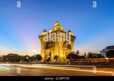 Vientiane Laos, tramonto skyline della città a Patuxai (Patuxay) Foto Stock