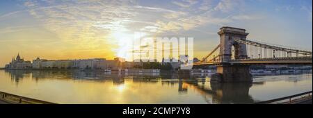 Budapest Ungheria, sunrise panorama dello skyline della città di Alba al fiume Danubio Foto Stock