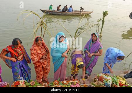 Foto scattata durante Chhat Pujo a Varanasi. I devoti stanno eseguendo il rituale di Chhat Pujo al Ganga Foto Stock