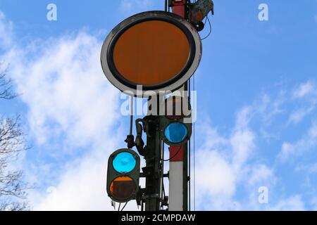 Immagine a basso angolo di un semaforo ferroviario d'epoca che mostra il segnale STOP Foto Stock
