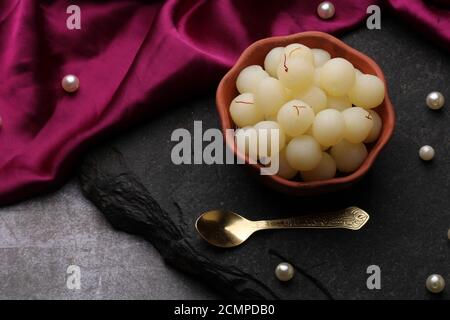 Il dolce indiano Rasgulla conosciuto anche come Rosogolla, Rosogolla, Rasagola, RasGulla, Anguri Rasgulla o Angoori Rasgulla è un dessert sciropposo popolare in India Foto Stock