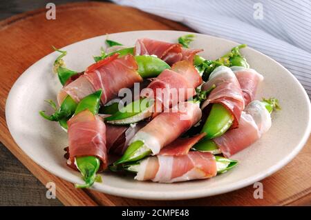 Cialde di piselli ripieni con ricotta e prosciutto di Parma. Opzione eccellente con basso contenuto di grassi. Questa è una meraviglia Foto Stock