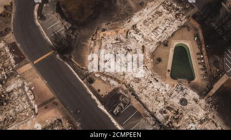 Veduta aerea delle conseguenze di Almeda Wildfire nell'Oregon meridionale, con piscina e macerie. Il fuoco distrugge molte strutture e case mobili. Foto Stock