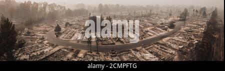 Immagine panoramica Aerial View Almeda Wildfire nel Sud Oregon Talent Phoenix Northern California. Il fuoco distrugge centinaia di case e case mobili. Foto Stock