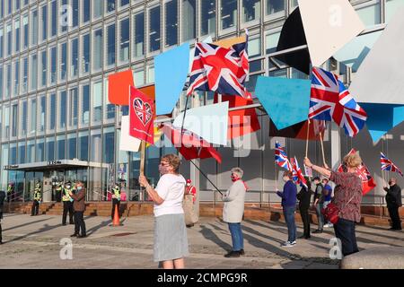 Glasgow, 17 settembre 2020. All Under One Banner (AUOB), un collettivo di gruppi pro-Independence scozzesi, ha organizzato un raduno statico al di fuori della sede scozzese della BBC per lamentare che la BBC è contraria al Partito Nazionale Scozzese (SNP) e all'indipendenza scozzese. Questo è il terzo rally di questo tipo CHE AUOB ha organizzato in Scozia, precedenti che si sono tenuti a Holyrood, Edimburgo e Glasgow. La demo è stata accolta con una piccola dimostrazione di controfonisti diretta da Alistair McConnachie. Credit: Findlay/Alamy Live News Foto Stock