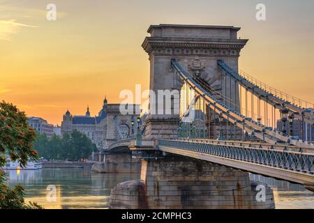 Budapest Ungheria, Sunrise skyline della città presso il Ponte della Catena Foto Stock