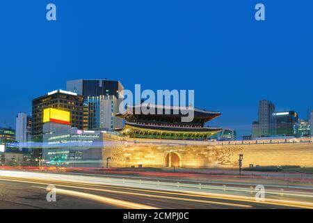 Seoul COREA DEL SUD, La notte dello skyline della città al Mercato Namdaemun Gate (Sungnyemun) Foto Stock