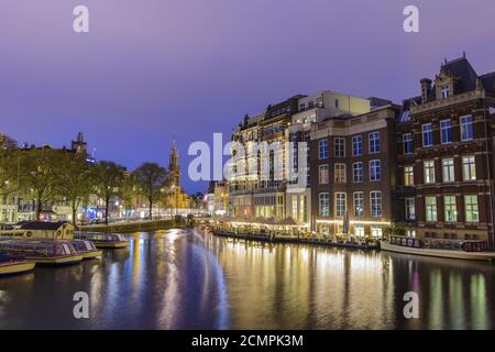 Amsterdam Paesi Bassi, notte dello skyline della città di canal waterfront Foto Stock