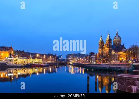 Amsterdam Paesi Bassi, notte dello skyline della città presso la Basilica di San Nicola Foto Stock