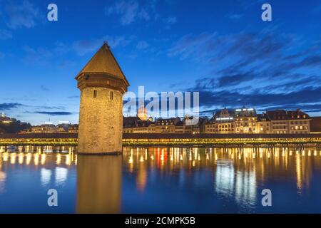 Lucerna (Luzern) Svizzera, Tramonto skyline della città presso il Ponte della Cappella Foto Stock