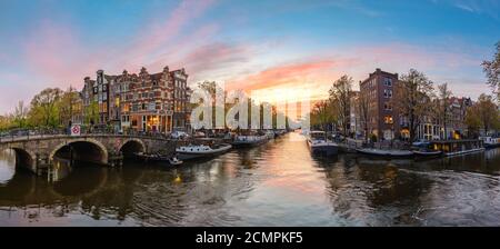 Amsterdam Paesi Bassi, panorama al tramonto skyline della città di canal waterfront Foto Stock