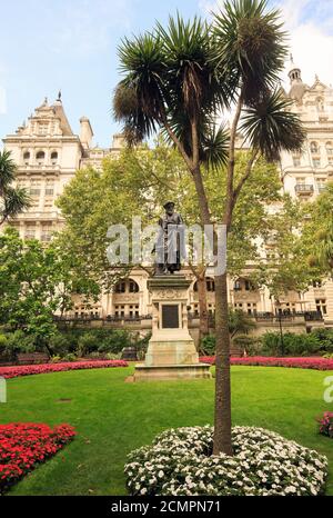 Embankment, Londra, 2019. I Victoria Embankment Gardens sono una serie di giardini sul lato nord del Tamigi Foto Stock