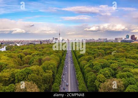 Berlino Germania, elevato angolo dello skyline della città a livello giardino Foto Stock