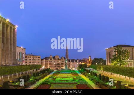 Bruxelles Belgio, notte dello skyline della città a Mont des Arts Garden Foto Stock