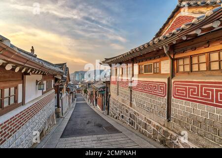 Seoul COREA DEL SUD, sunrise skyline della città presso il villaggio di Bukchon Hanok Foto Stock