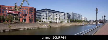 Edifici moderni nel porto interno di Duisburg, quartiere Ruhr, Nord Reno-Westfalia, Germania Foto Stock