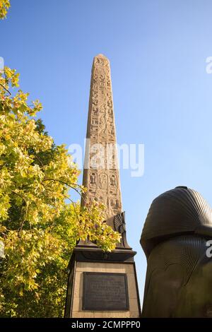 Cleopatra's Needle si trova sul Victoria Embankment. E 'stato dato in commemorazione delle vittorie di Lord Nelson alla battaglia del Nilo in Foto Stock