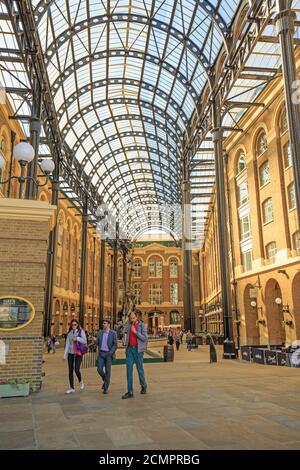 Durante il diciannovesimo secolo, il pontile era uno dei principali punti di consegna per le navi che portavano il tè a Londra. Ora si chiama Hays Gallery. Foto Stock