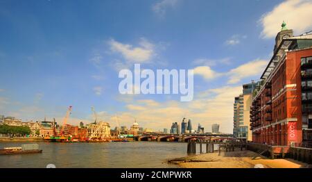 Westminster, London,2018 - il paesaggio urbano del Tamigi con vari edifici iconici tra cui la Oxo Tower, che ha uno splendido ristorante sul tetto Foto Stock