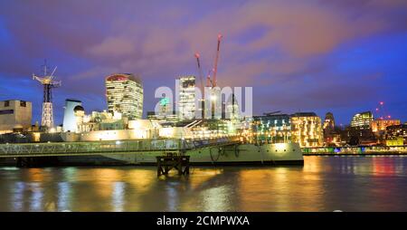 HMS Belfast sul Tamigi al tramonto a Londra s una popolare località turistica, Londra, Inghilterra, 2016 Foto Stock