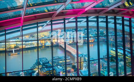 Sky Garden London, Regno Unito, 2018. Vista interna dello Sky Garden situato in cima all'edificio Walkie Tlakie al tramonto, con vista panoramica su Lond Foto Stock