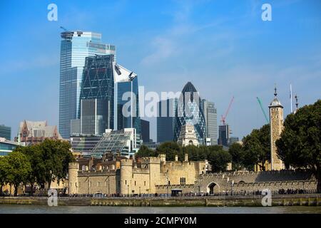 Vista panoramica sul Tamigi con la Torre di Londra e vari edifici iconici e moderni Foto Stock