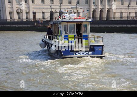 River Thames, Londra, 2019. La polizia Metropolitana (MPU) o la polizia Marina pattuglia le 47 miglia del Tamigi. Foto Stock