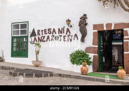 Lanzarote / Spagna - 19 settembre 2020: Immagine del negozio di artigianato in piazza Villa de Teguise, isola di Lanzarote, Isole Canarie, Spagna Foto Stock