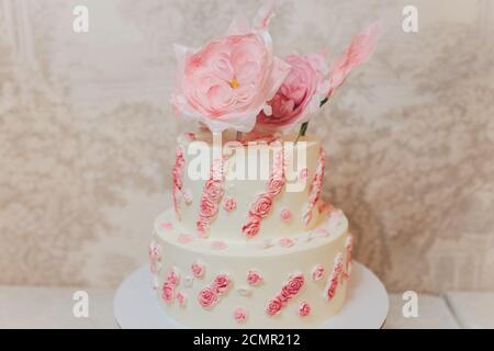 Torta nuziale con fiori, fichi, macaron e mirtilli. Foto Stock