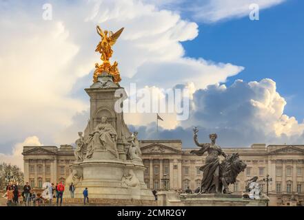 Queen Victoria Monumnet, Buckingham Palace, Londra, 2018. Il Queen Victoria Monument si trova sul Mall, direttamente fuori Buckingham Palace. Esso Foto Stock