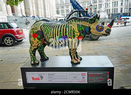 Statua di Rhino, St Pauls, Londra, 2018. Una statua di un rinoceronte di David Mach per IL TRAMONTO. Questo sarà messo all'asta il 9 ottobre 2018 Foto Stock