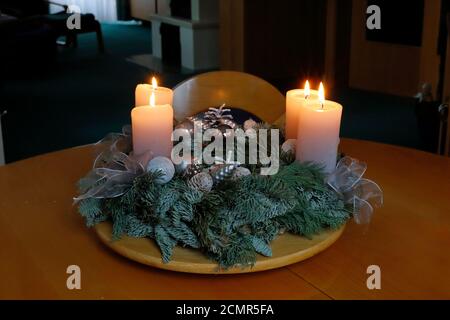 Una corona di avvento con quattro candele Foto Stock