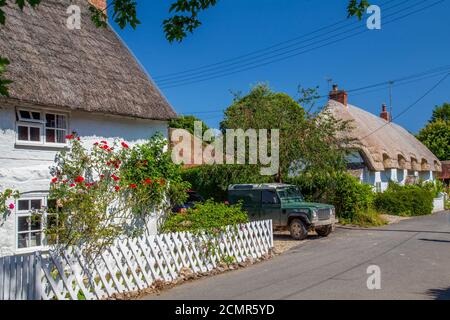 Case di paglia in Avebury, Wiltshire, Inghilterra Foto Stock