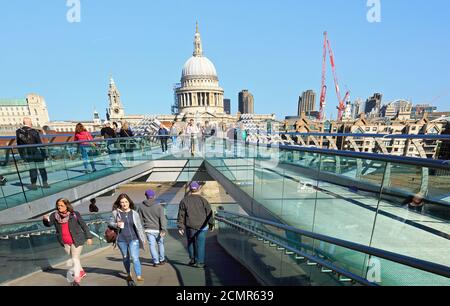 Vista dell'ingresso del Millennium Bridge, è un famoso ponte con molti turisti che lo usano per vedere l'iconica Cattedrale di St Pauls a Londra. Si tratta di un p Foto Stock