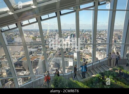 Lo Sky Garden si trova al 35o piano del Walkie Talkie Building. E' aperto al pubblico e ospita giardini e ristoranti, con panorami Foto Stock
