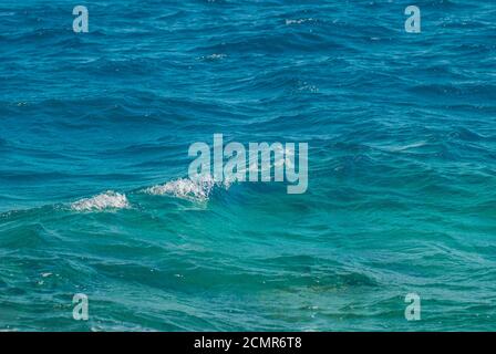 Ampio scatto di una bellissima superficie di mare turchese mare oceano con basse increspature e onde sottili su sfondo marino, orizzontale Foto Stock