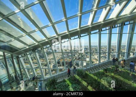 Vista panoramica dallo Sky Garden di Londra. Lo Sky Garden si trova al 35o piano del Walkie Talkie Building ed e' un luogo popolare Foto Stock