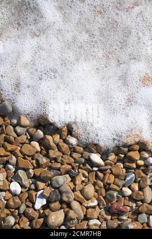 Vista ad alto angolo su ciottoli sulla spiaggia Foto Stock