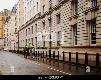 Due poliziotti a Horseback, New Scotland Yard Avenue a Londra. Questo fu il sito di Scotland Yard, fino a quando non si trasferì a Victoria Embankment Foto Stock